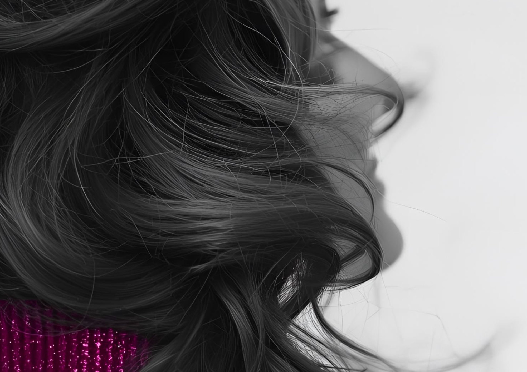 Profilo di donna in bianco e nero con un dettaglio magenta